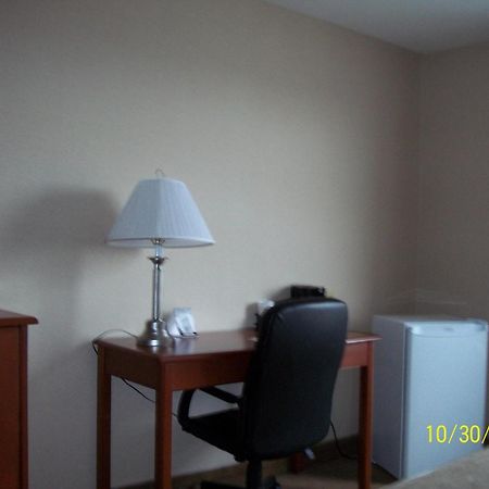Days Inn By Wyndham Moose Jaw Exterior photo