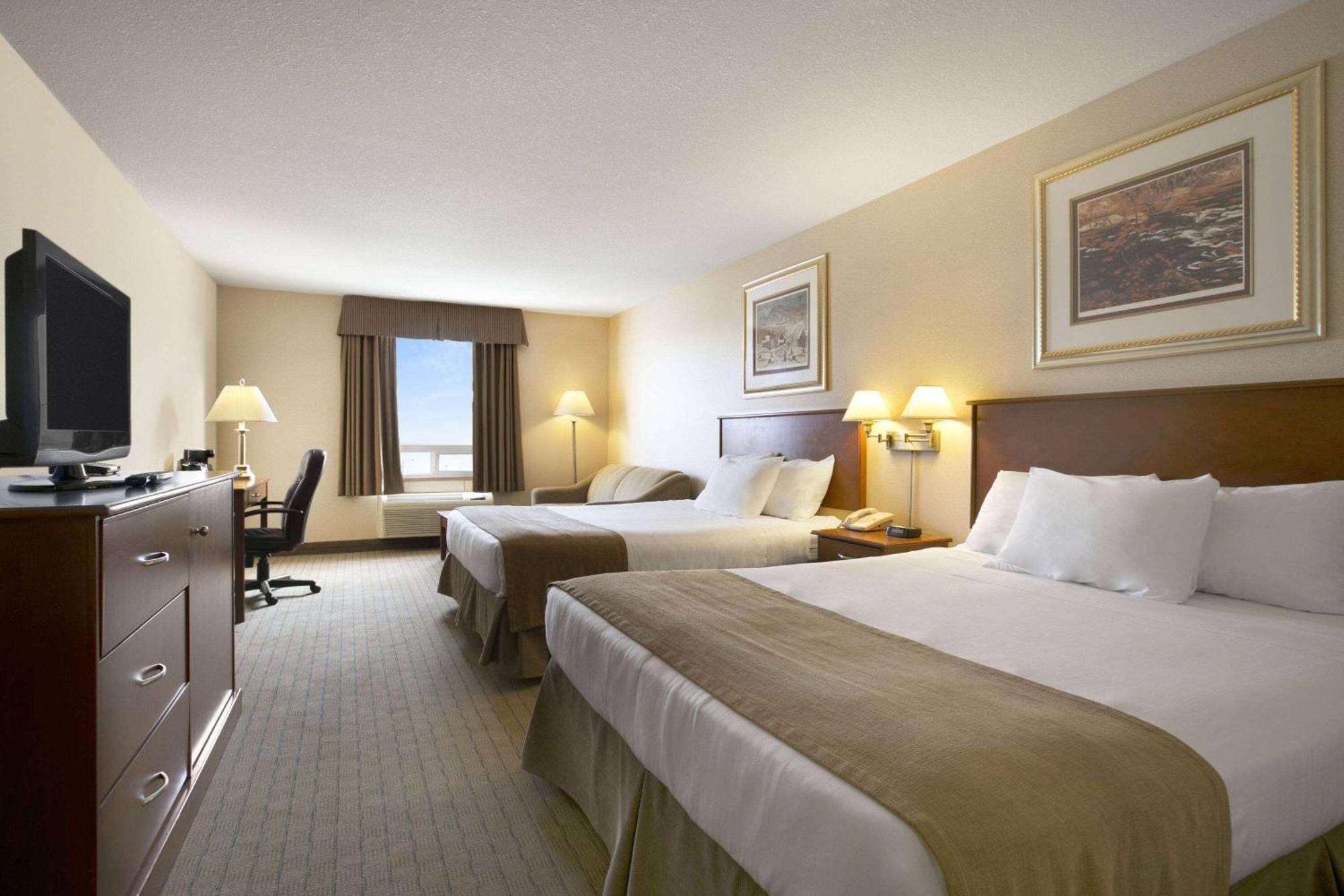 Days Inn By Wyndham Moose Jaw Exterior photo