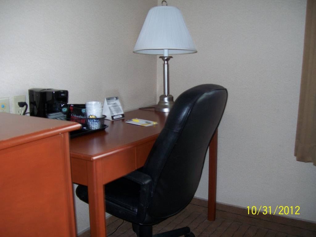 Days Inn By Wyndham Moose Jaw Exterior photo