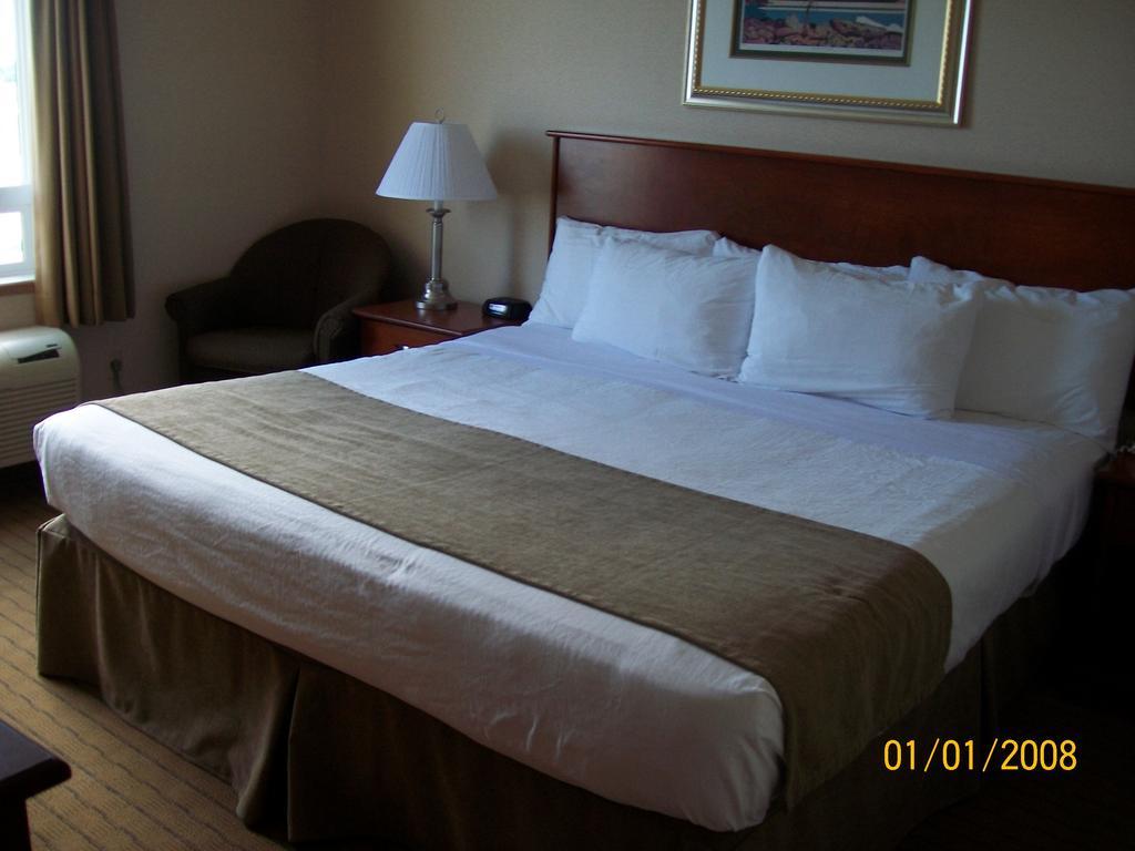 Days Inn By Wyndham Moose Jaw Exterior photo