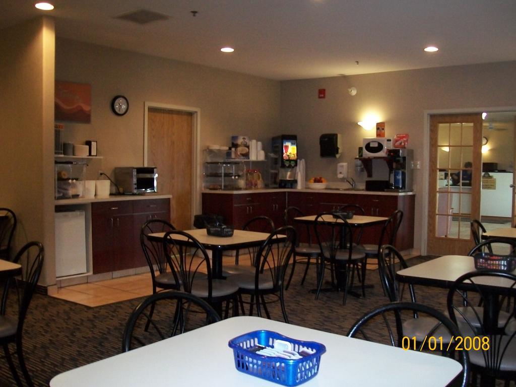 Days Inn By Wyndham Moose Jaw Exterior photo