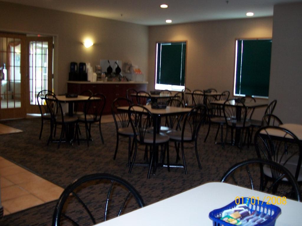 Days Inn By Wyndham Moose Jaw Exterior photo