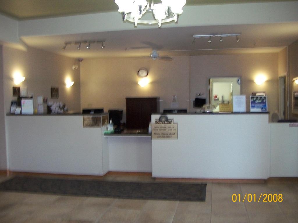 Days Inn By Wyndham Moose Jaw Exterior photo
